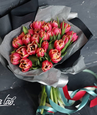 25 пионовидных тюльпанов